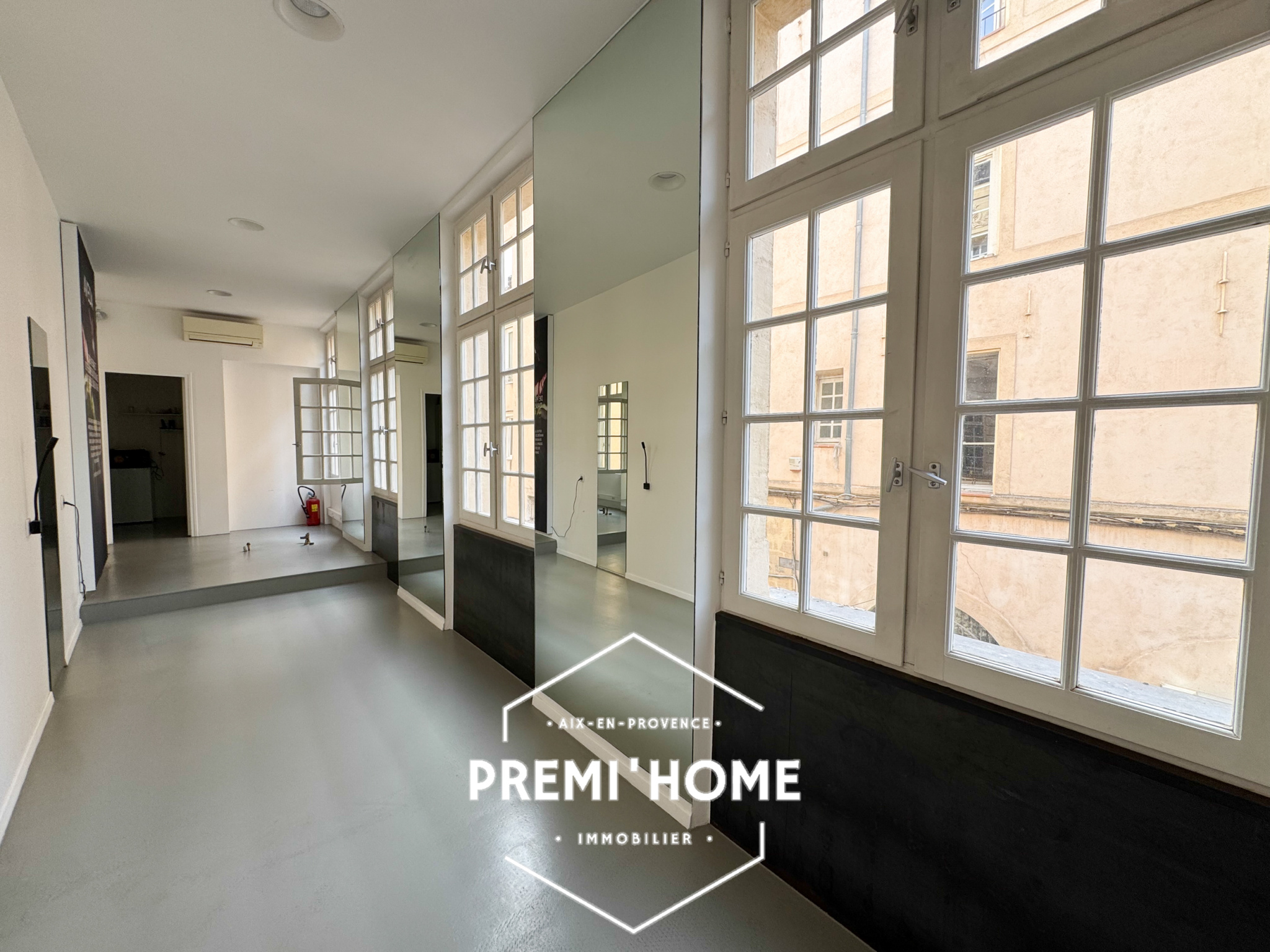 A VENDRE DROIT AU BAIL 67m2 CENTRE HISTORIQUE AIX EN PROVENC